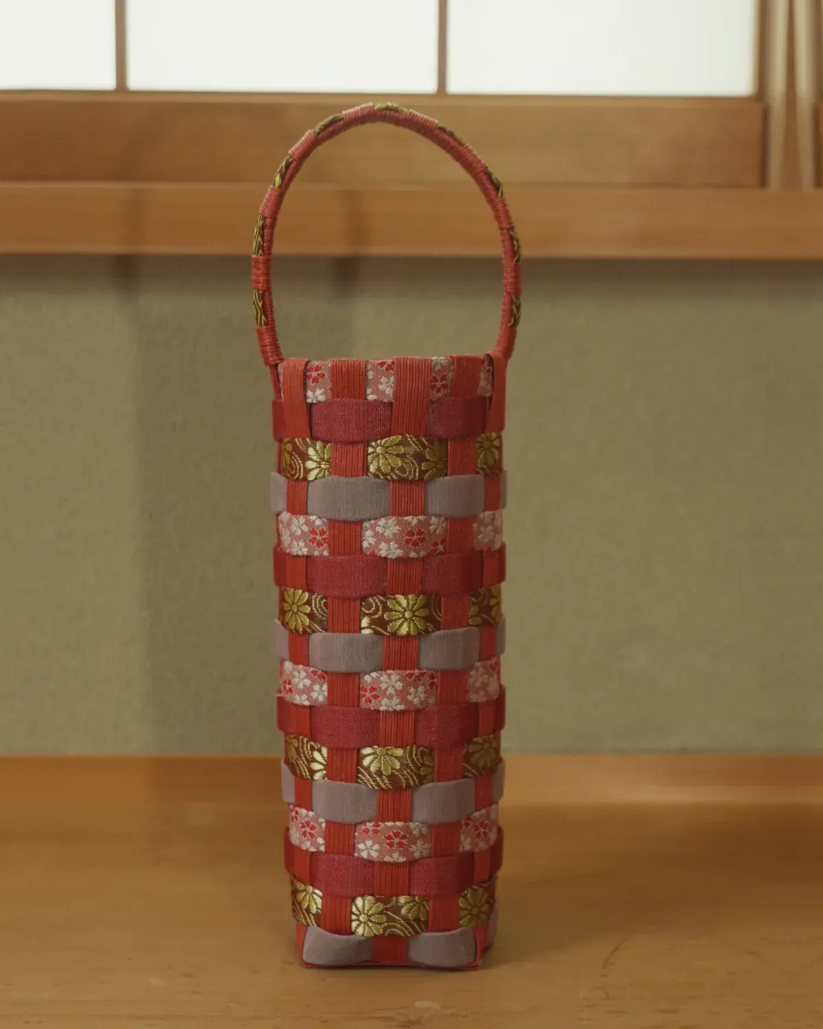 Beni — Crimson and dove grey with gold flowers, under a red handle.